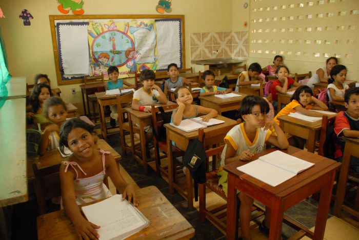 Crianças na sala de aula.