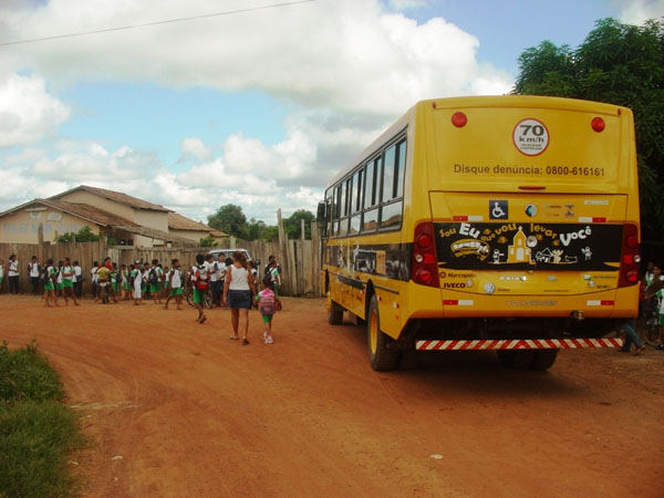 onibus escolar em zona rural