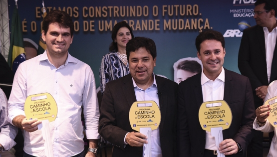 Ministro da Educação entrega 83 ônibus do Caminho da Escola para Pernambuco