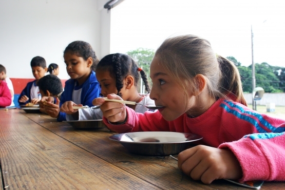 Estudantes da rede pública vão receber kits da alimentação escolar
