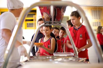 FNDE transfere R$ 431 milhões para alimentação e transporte escolar
