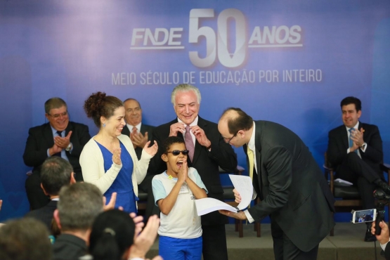 Em solenidade dos 50 anos do FNDE, Presidente da República lança Cartão PNAE e entrega primeiro livro em tinta braile
