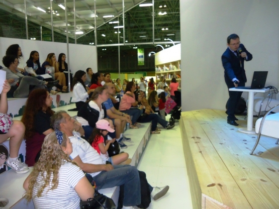 FNDE debate uso de tecnologias nas escolas na Bienal do Livro