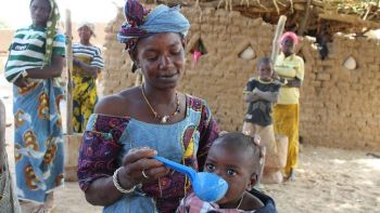 riança recebe alimentação em Burkina Faso.