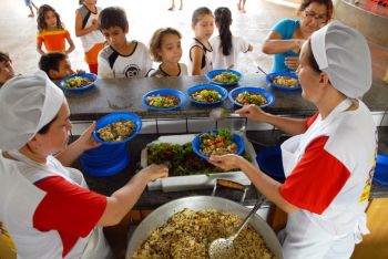 MEC e FNDE lançam concurso para valorizar o papel das merendeiras na alimentação escolar