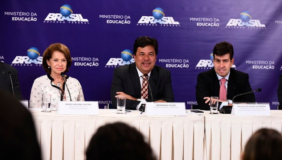 MEC anuncia 150 mil novas vagas no Fies e garante permanência do programa