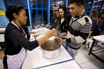 Escola gaúcha serve até churrasco e faz homenagens à merendeira