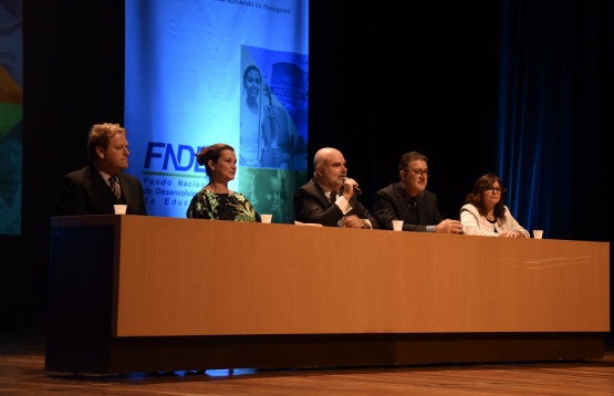 Durante FNDE em Ação em Novo Hamburgo, presidente substituto do FNDE reforça a necessidade de as escolas retirarem seu Cartão PDDE