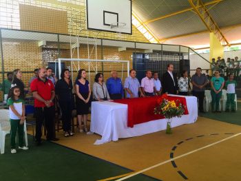 Escola maranhense ganha nova quadra poliesportiva