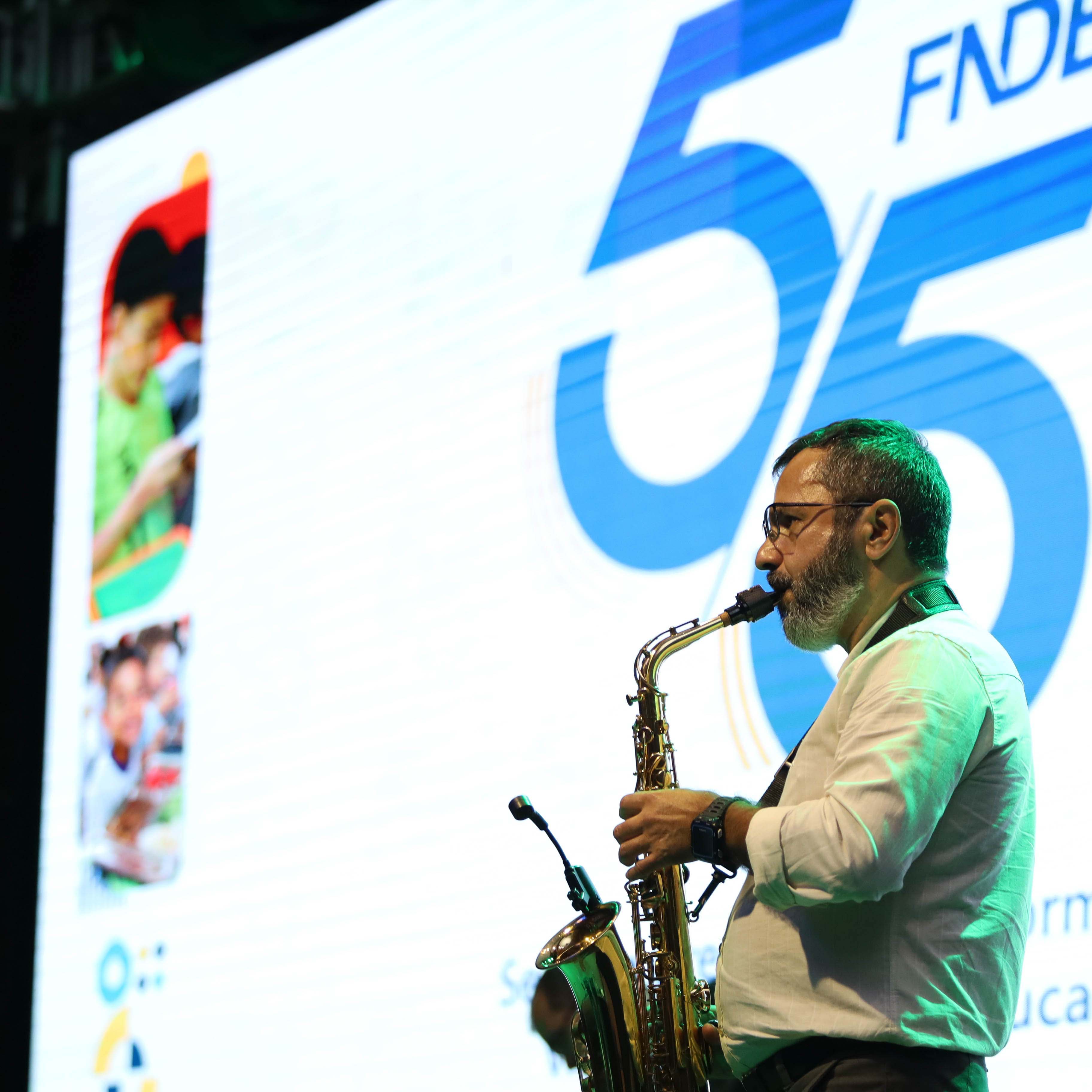foto do fnde de 55 Anos