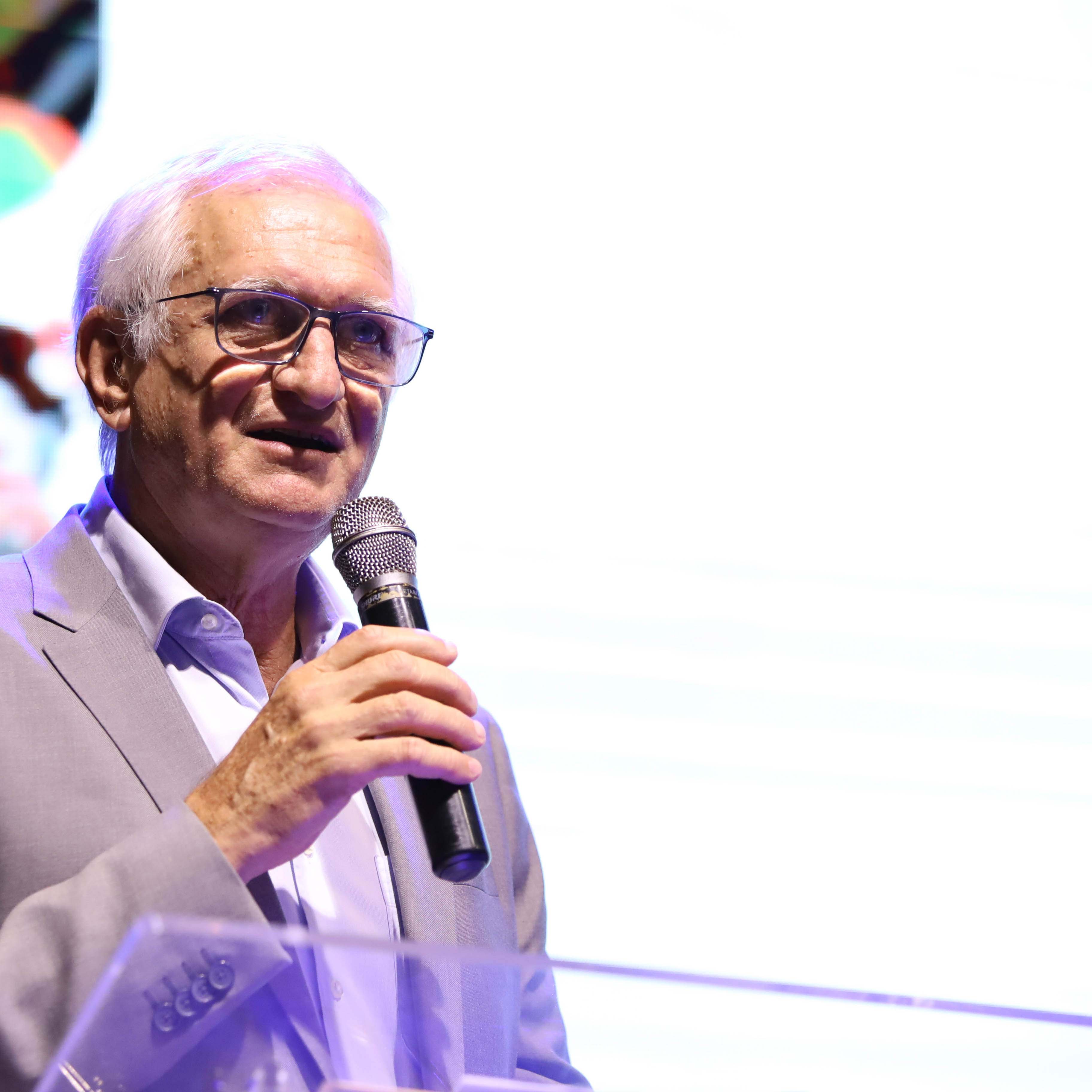 foto do fnde de 55 Anos