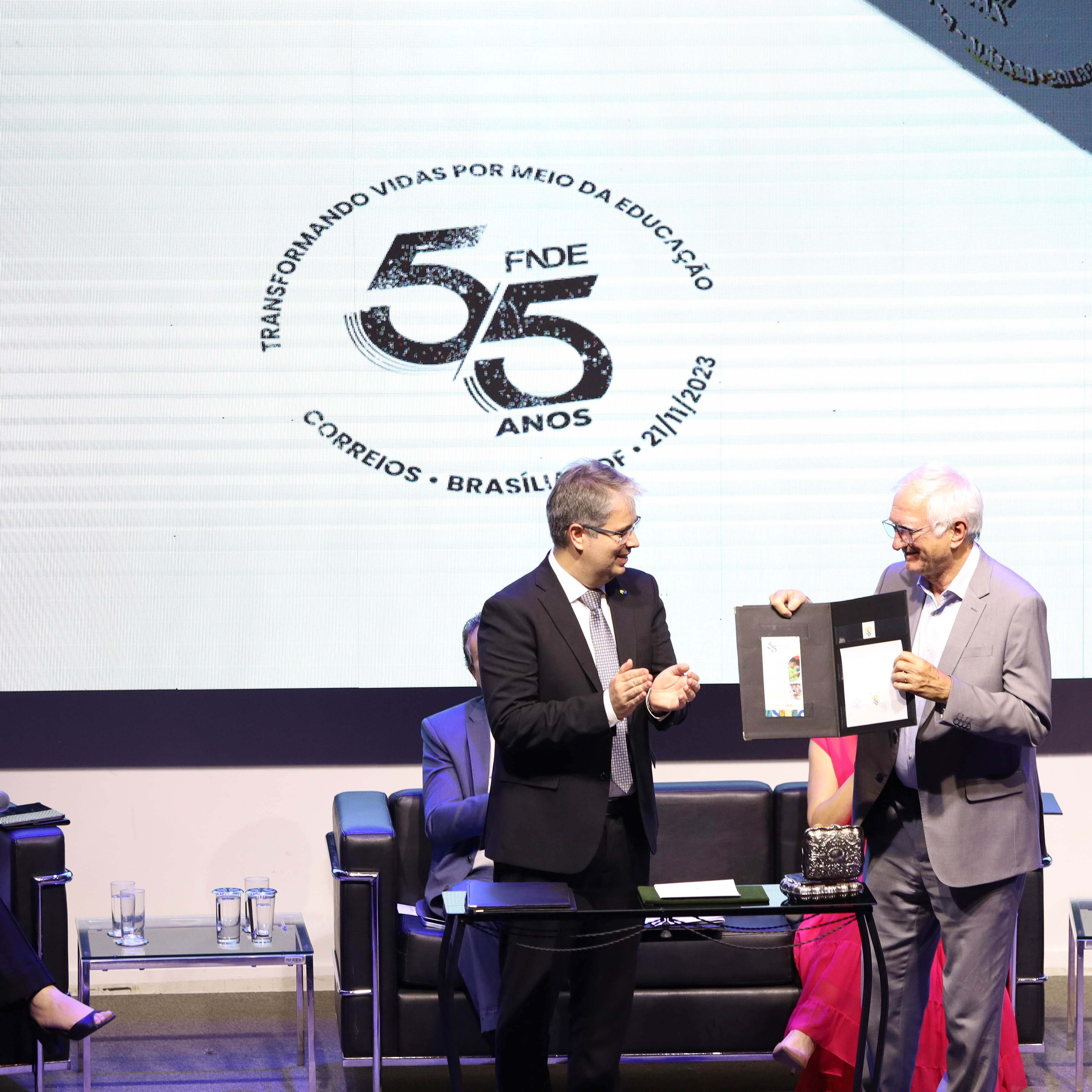 foto do fnde de 55 Anos