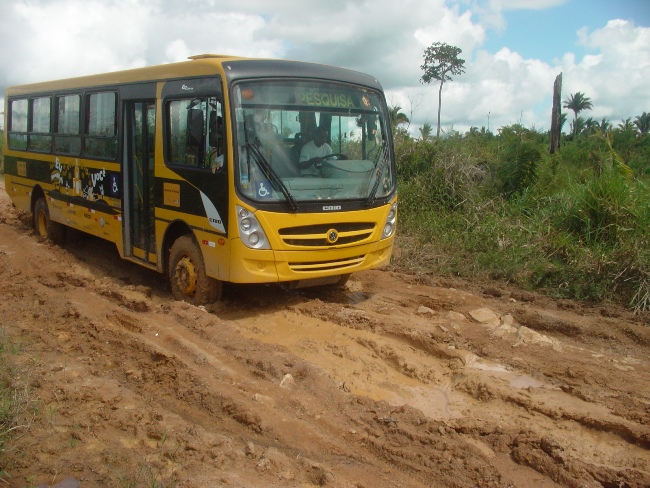 Onibus Escolar na estrada em area rural