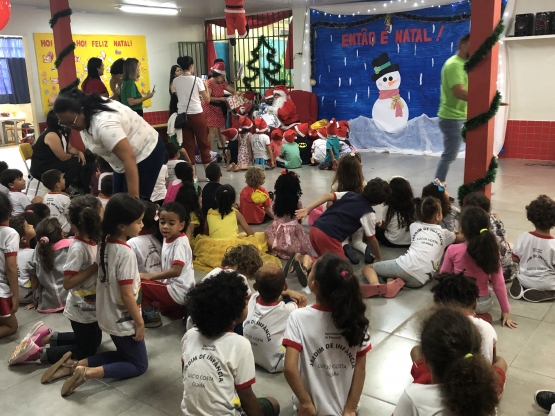 Em clima de Natal, FNDE distribui presentes em creche do DF