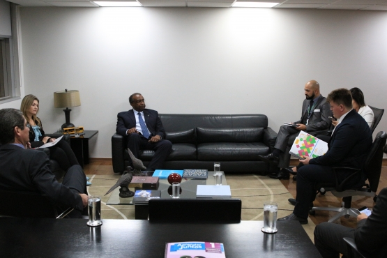 Primeiro Deputado Federal cego do Brasil visita o FNDE para conhecer projeto de livro em Braille e tinta