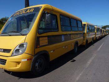 Municípios cearenses recebem as chaves de 14 ônibus escolares