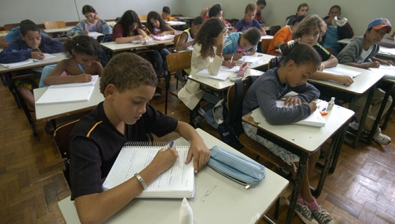 A complementação do Fundeb garante a educação básica pública a estados e municípios que não alcançam com a própria arrecadação o valor mínimo a ser investido por aluno.