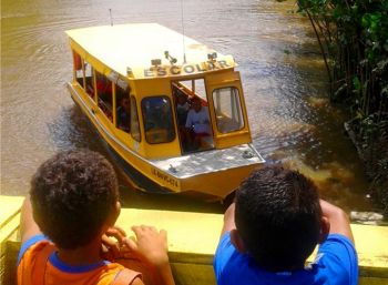 De lancha, ônibus ou bicicleta, Brasil garante acesso à escola